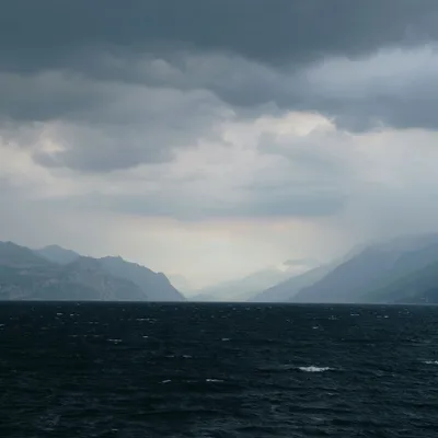 Komor, viharos égbolt a Garda-tó felett