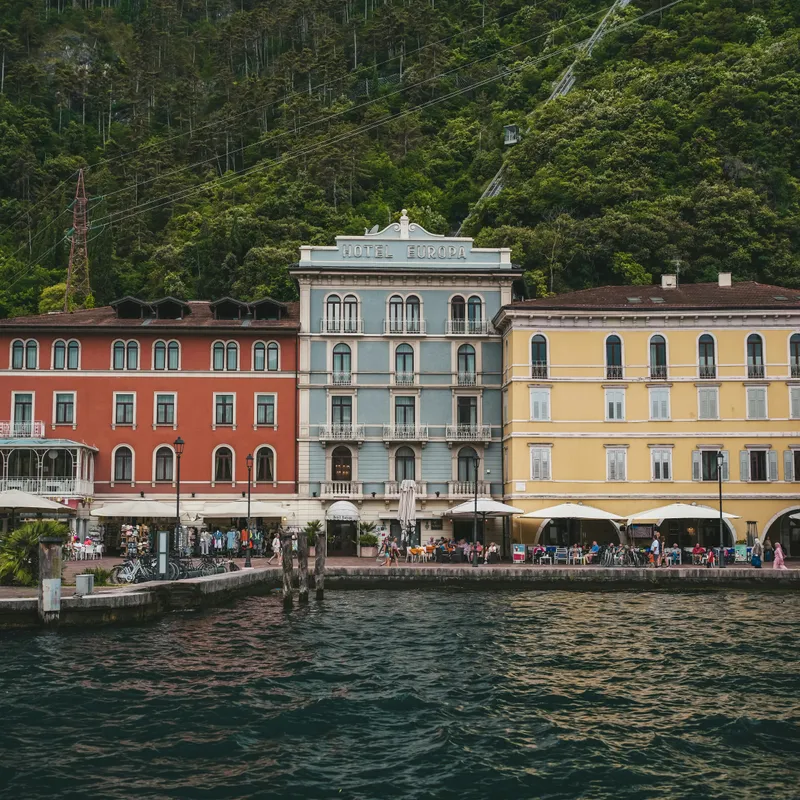 Színes épületek a Riva del Garda-i sétányon
